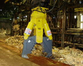 Escavadeira com tesoura hidráulica